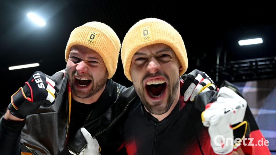 Johannes Lochner (l) und Georg Fleischhauer sind am Ziel: Gold im Zweierbob. Bild: Robert Michael/dpa