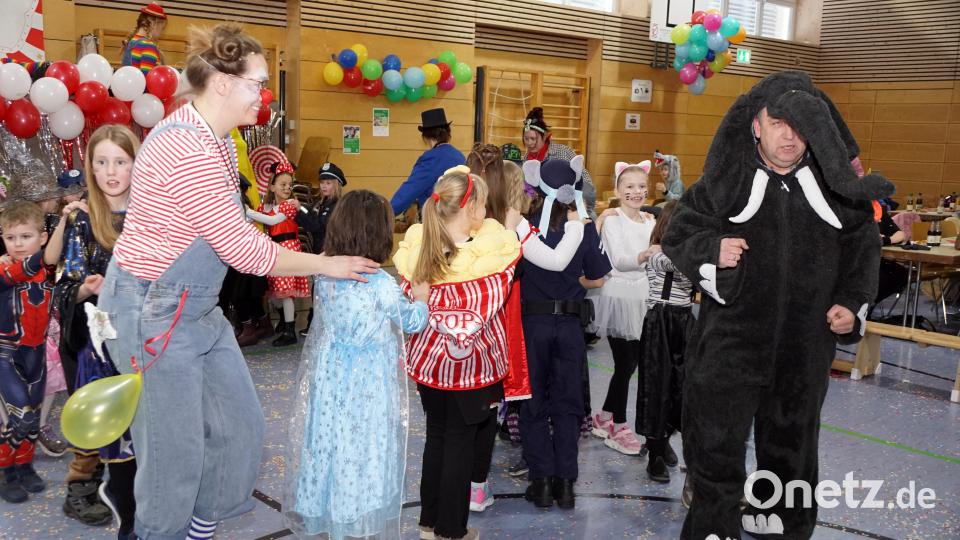 Lustig ging es zu beim Kinderfasching im SOS-Dorf. Leiter Holger Hassel hatte sich ein Elefantenkostüm übergezogen, auch die anderen Gäste kamen passend verkleidet zum Zirkusmotto. Bild: bkr