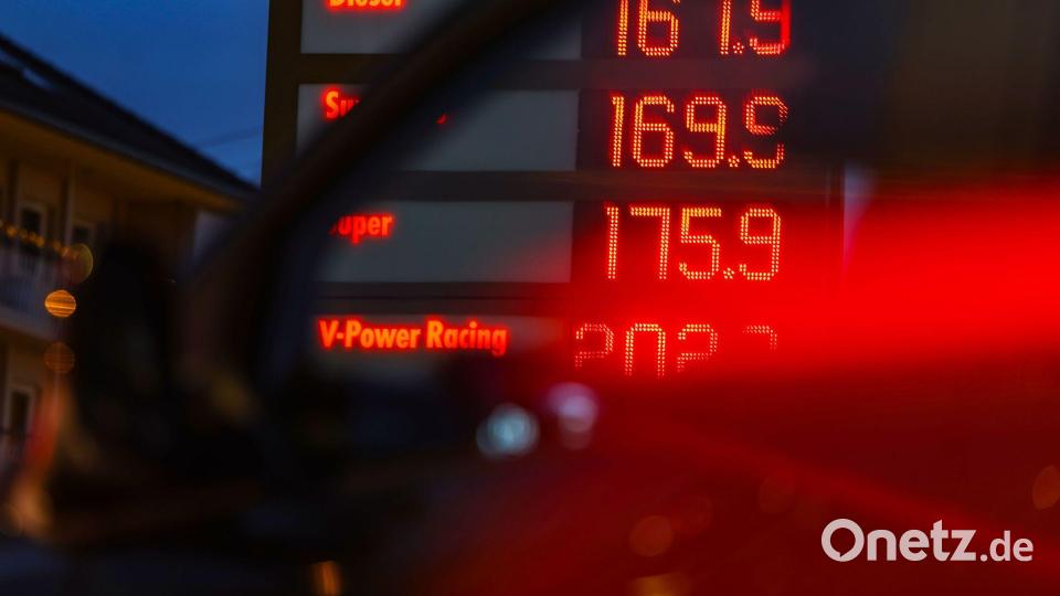 Während Strom und Gas erschwinglicher wurden, mussten Autofahrer an der Tankstelle für Sprit tiefer in die Tasche greifen. (Symbolbild) Bild: Oliver Berg/dpa