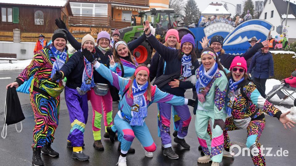 Es darf gern bunt sein: Beste Stimmung beim Gaudiwurm in Plößberg. Bild: Rudi Gebert