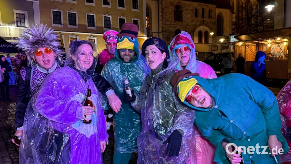 Auch diese Freundesgruppe hat sich die Faschingsgaudi durch das Wetter nicht versauen lassen. Bild: Petra Hartl