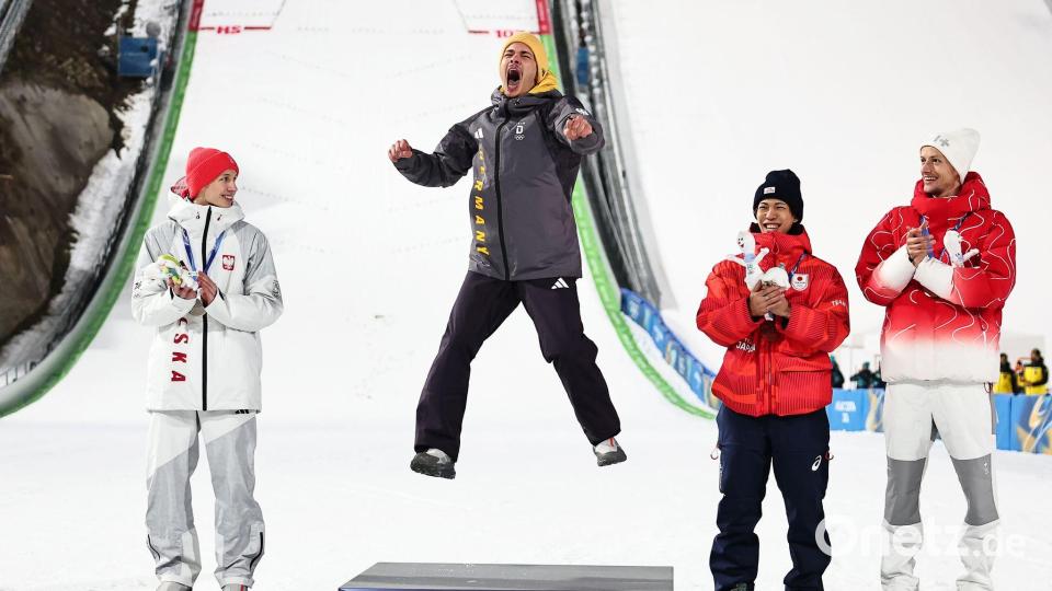 Die Goldmedaille von Philipp Raimund war der absolute Höhepunkt für die deutschen Skispringer. (Archivbild) Bild: Daniel Karmann/dpa