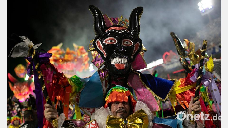 Ein Darsteller der Sambaschule Beija Flor zieht während der Karnevalsfeierlichkeiten im Sambadrom durch die Straßen. Bild: Bruna Prado/AP/dpa