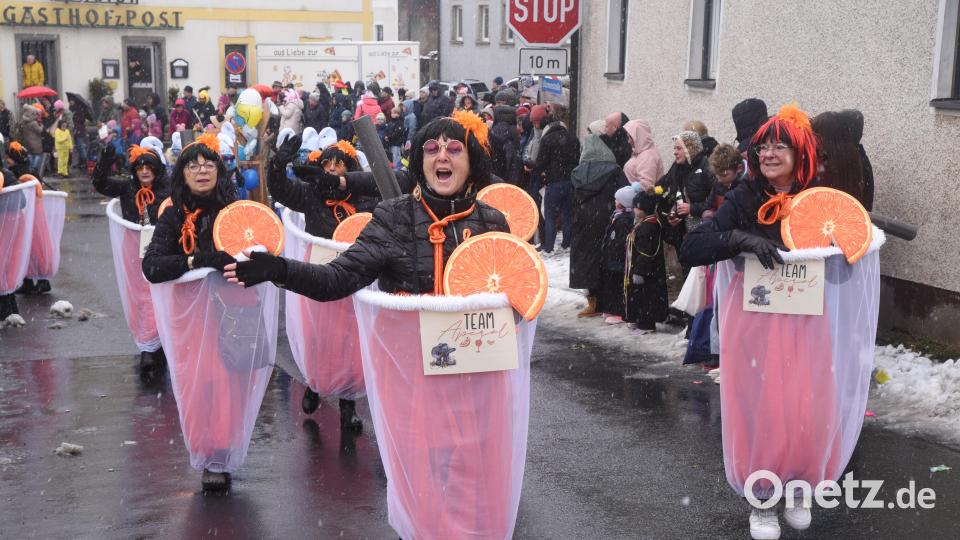 Beste Stimmung beim Gaudiwurm in Plößberg. Bild: Rudi Gebert
