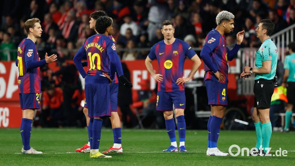 Waren mit der Leistung des Schiedsrichters nicht einverstanden: Die Spieler des FC Barcelona Bild: Joan Monfort/AP/dpa