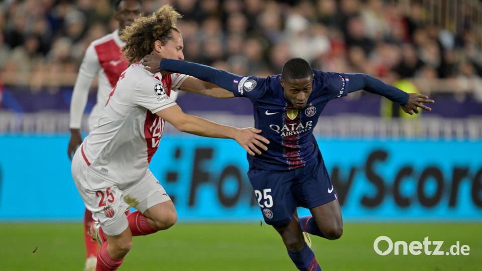 Nuno Mendes (r) von Paris Saint-Germain und Monacos Wout Faes kämpfen um den Ball. Bild: Philippe Magoni/AP/dpa