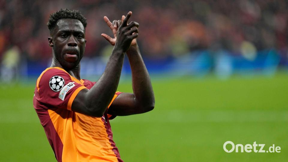 Davinson Sanchez jubelt über seinen Treffer für Galatasaray Istanbul. Bild: Khalil Hamra/AP/dpa