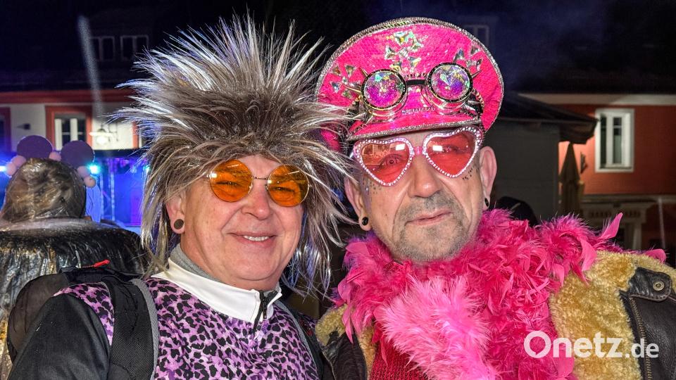 Wer sich hinauswagte, war oft cool verkleidet und bester Laune – trotz schlechtem Wetter. Bild: Petra Hartl