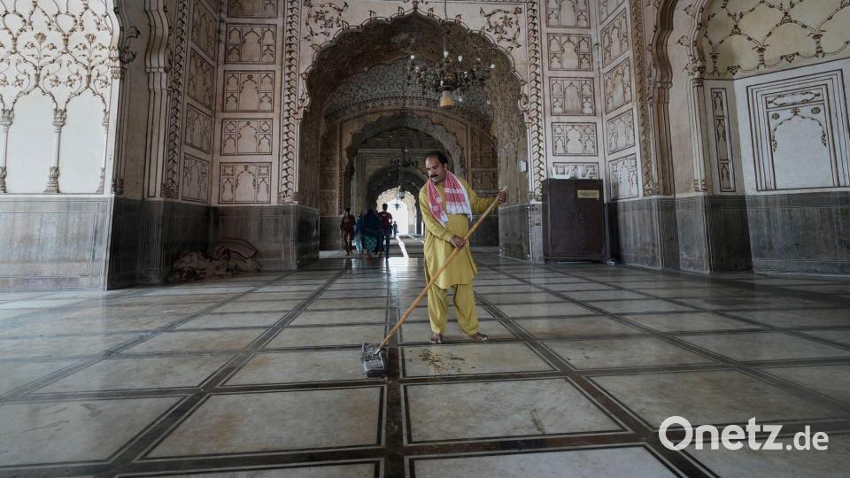 Ein Arbeiter reinigt einen Bereich der historischen Badshahi-Moschee in Vorbereitung auf den bevorstehenden muslimischen Fastenmonat Ramadan in Lahore. Bild: K.M. Chaudary/AP/dpa