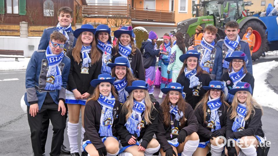 Prinzengarde und Hofstaat der Faschingsgesellschaft Plößberg. Bild: Rudi Gebert