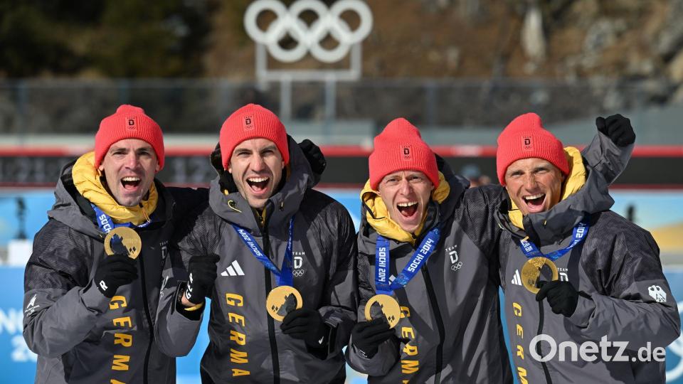 Das Quartett mit Simon Schempp (l-r), Arnd Peiffer, Daniel Böhm und Erik Lesser erhält zwölf Jahre später Gold. Bild: Hendrik Schmidt/dpa
