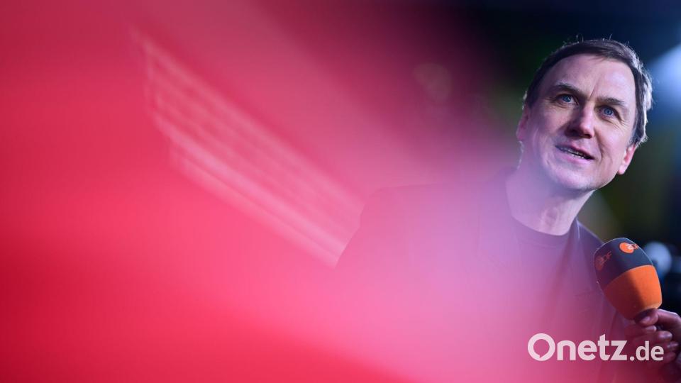 Lars Eidinger steht während der Premiere des Films „Die Blutgräfin“ („The Blood Countess“) auf dem Roten Teppich bei der Berlinale. Bild: Sebastian Christoph Gollnow/dpa