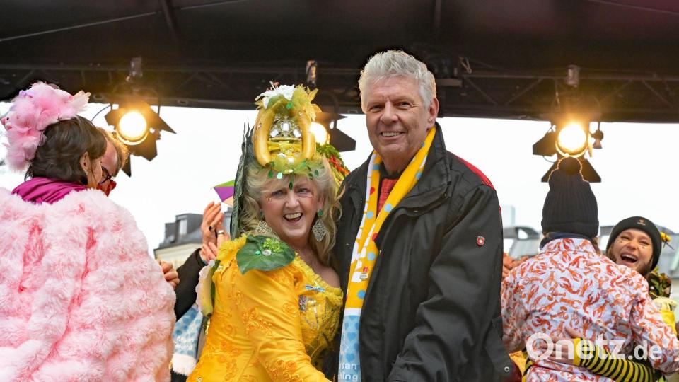 Letzter Tanz - mit dem OB: Für Marktfrau Christl Lang ist es der letzte Faschingsauftritt. Bild: Malin Wunderlich/dpa