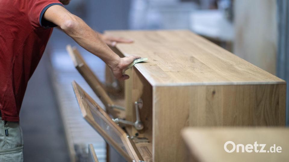 Hersteller und Händler haben damit zu kämpfen, dass viele Verbraucher bei Möbeln sparen. (Archivbild) Bild: Guido Kirchner/dpa