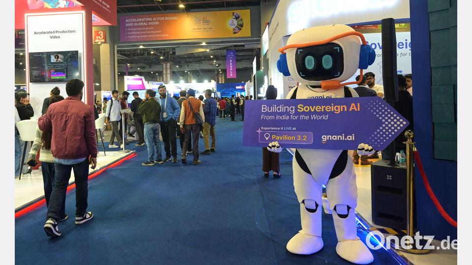 Delegierte betrachten eine Ausstellung am Rande des „AI Impact Summit“ in Neu Delhi. Bild: Uncredited/AP/dpa