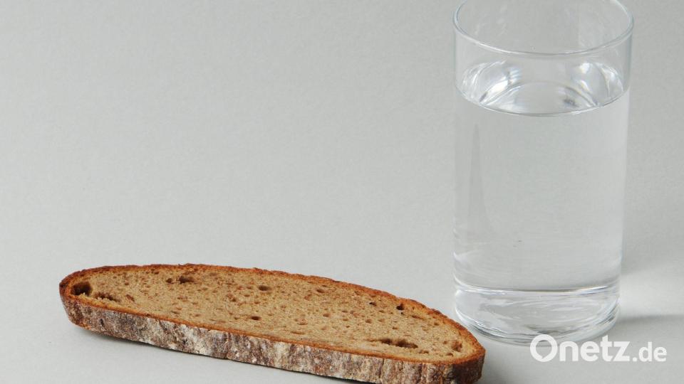 Es muss nicht strikter Verzicht beim Essen sein - Fasten kann sich auch auf TV oder Autofahren beziehen. (Archivbild) Bild: picture alliance / dpa