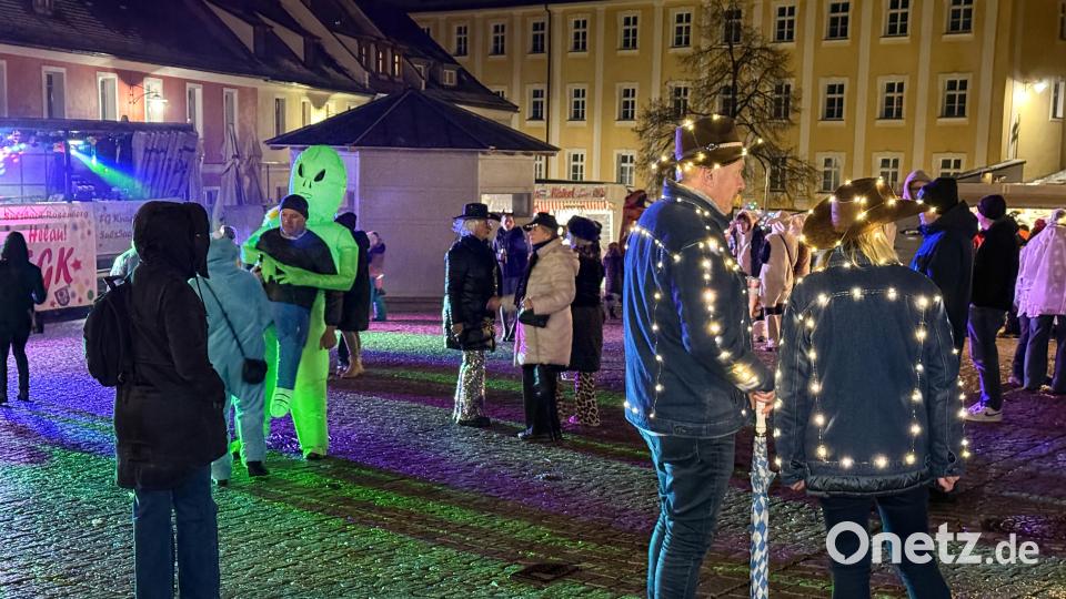Rosenmontagsparty der Faschingsgesellschaft Knappnesia auf den Luitpoldplatz in Sulzbach-Rosenberg. Bild: Petra Hartl