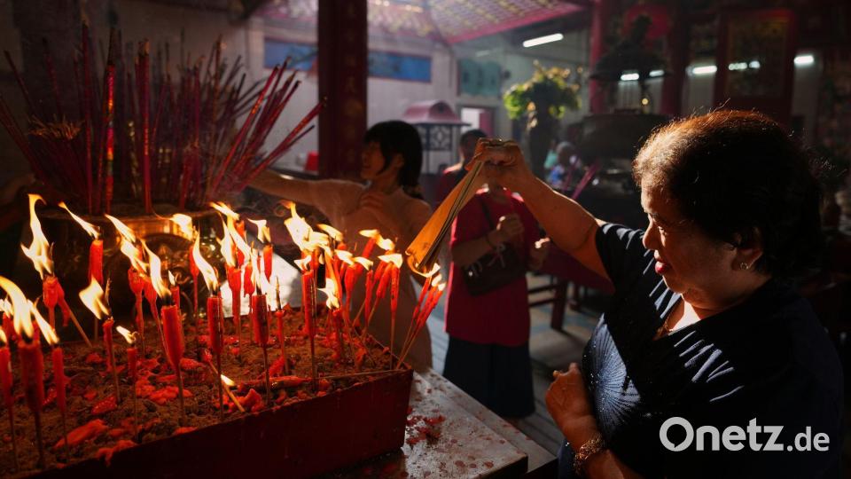Chinesen beten in einem Tempel während der Neujahrsfeierlichkeiten in Chinatown in Yangon. Bild: Thein Zaw/AP/dpa