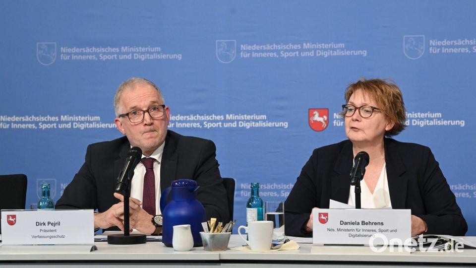 Verfassungsschutzpräsident Pejril (l.) und Innenministerin Behrens informieren über die neue Einstufung der AfD Niedersachsen. Bild: Julian Stratenschulte/dpa