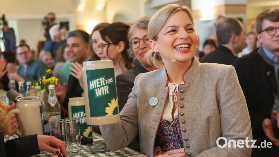 Katharina Schulze (Grüne) erschien beim politischen Aschermittwoch ihrer Partei gut gelaunt im Dirndl. Bild: Daniel Löb/dpa