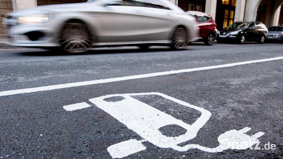 Im Alltagsbetrieb auf der Straße sind Plug-in-Hybride laut Fraunhofer ISI deutlich durstiger als auf dem Papier. (Archivbild) Bild: Julian Stratenschulte/dpa/dpa-tmn