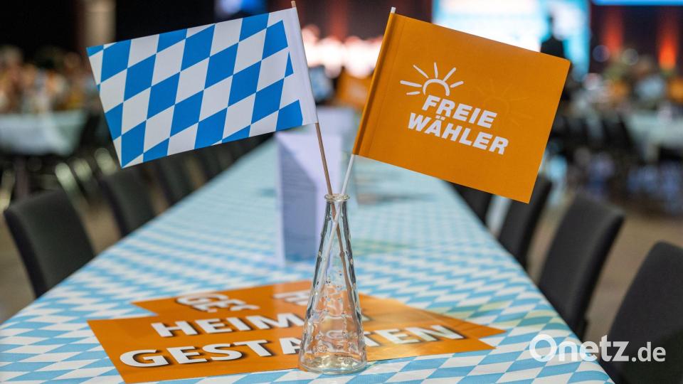 Die Freien Wähler sind traditionell in Deggendorf. Bild: Armin Weigel/dpa