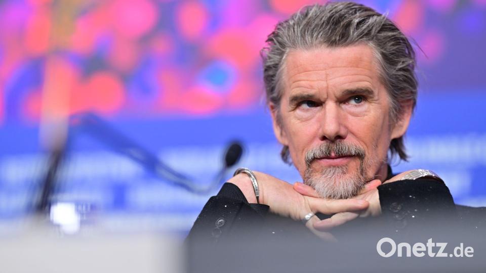 Ethan Hawke nimmt an der Pressekonferenz zum Film "The Weight" bei der Berlinale teil. Bild: Sebastian Christoph Gollnow/dpa