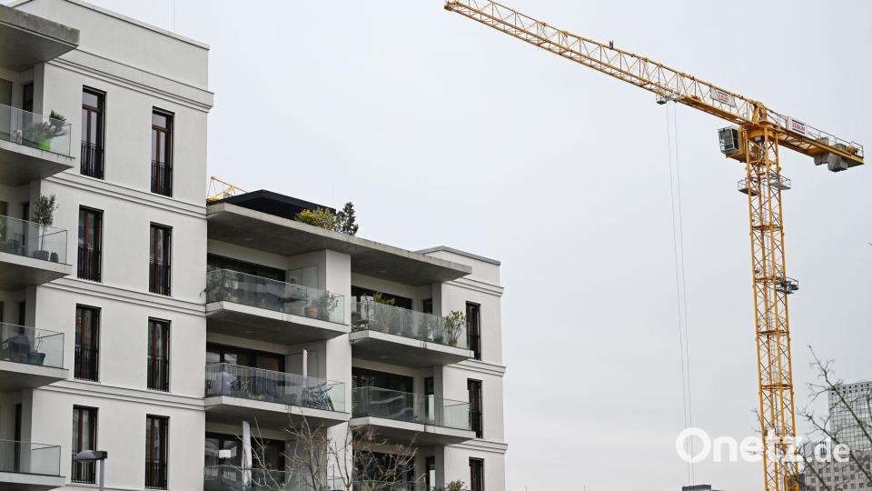 Die Zahl der gemeldeten Baugenehmigungen ist ein wichtiger Frühindikator für die zukünftige Bauaktivität: Was nicht genehmigt wird, kann später auch nicht gebaut werden. (Symbolbild) Bild: Michael Brandt/dpa