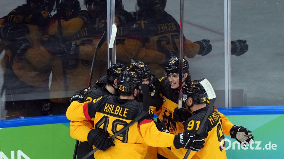 Deutschlands Mannschaft bejubelt das Tor zum 2:0 beim Spiel gegen Frankreich bei den Olympischen Winterspielen Mailand Cortina 2026. Bild: Carolyn Kaster/AP/dpa
