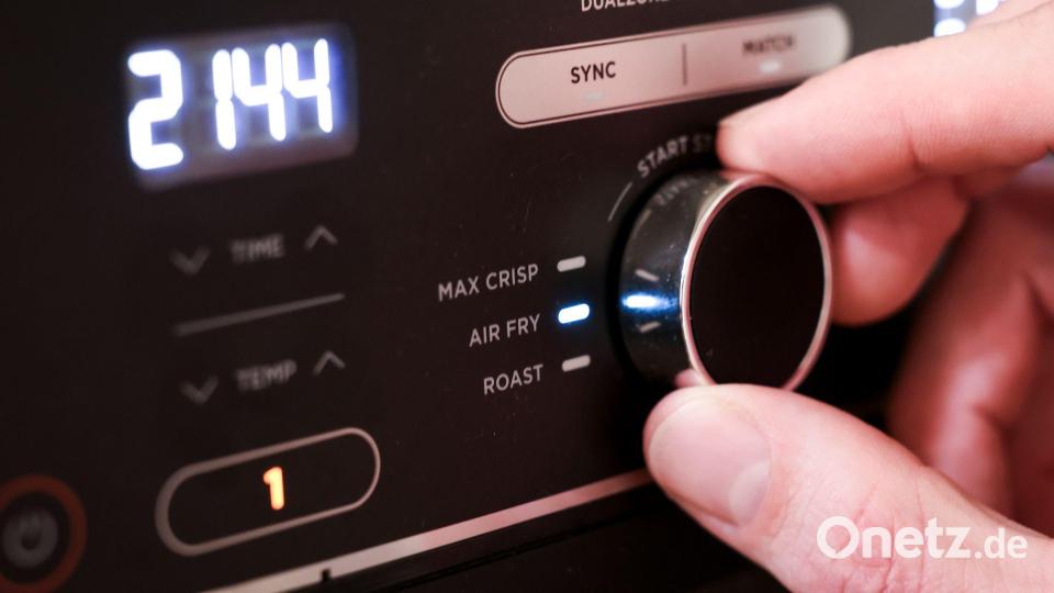 Viele Verbraucher loben die einfache Bedienung und die vielseitigen Einsatzmöglichkeiten des Airfryers. Bild: Christian Charisius/dpa