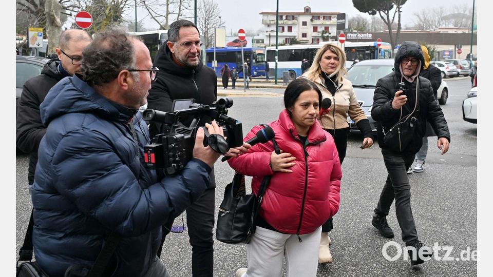 Die Mutter des Jungen, Patrizia Mercolino, will die Hoffnung nicht aufgeben. Bild: Felice De Martino/IPA via ZUMA Press/dpa