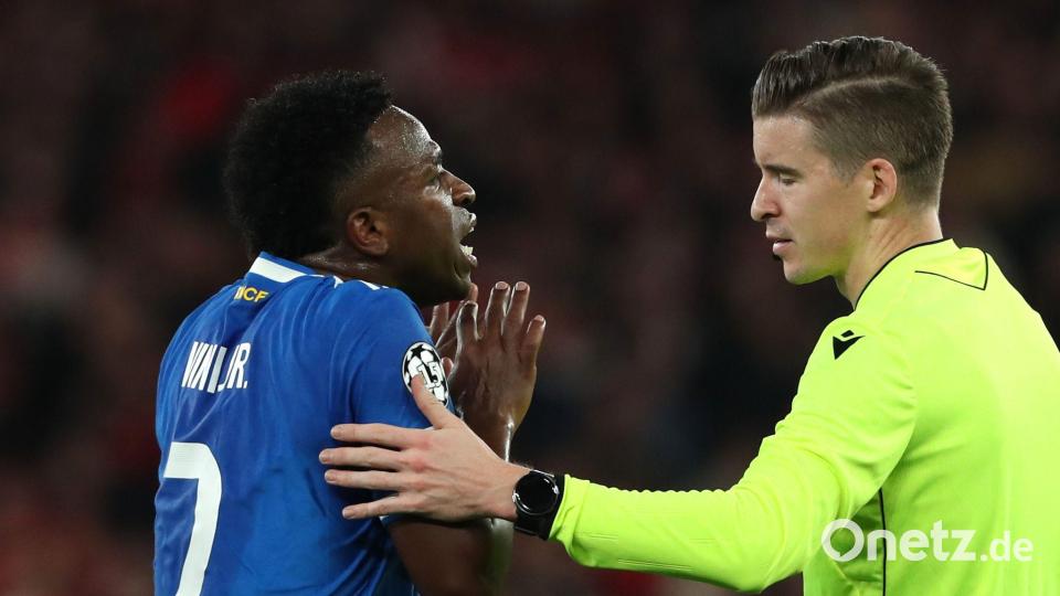 Real Madrids Vinícius Junior im Gespräch mit Schiedsrichter Francois Letexier. Bild: Pedro Rocha/AP/dpa