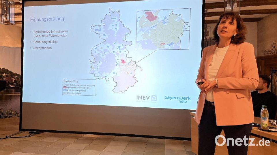 Projektleiterin Christina Albrecht (Bayernwerk Netz GmbH) stellte die Ergebnisse der Kommunalen Wärmeplanung für Burglengenfeld bei einer Bürgerinfoveranstaltung sowie im Stadtrat vor. Bild: Michael Hitzek