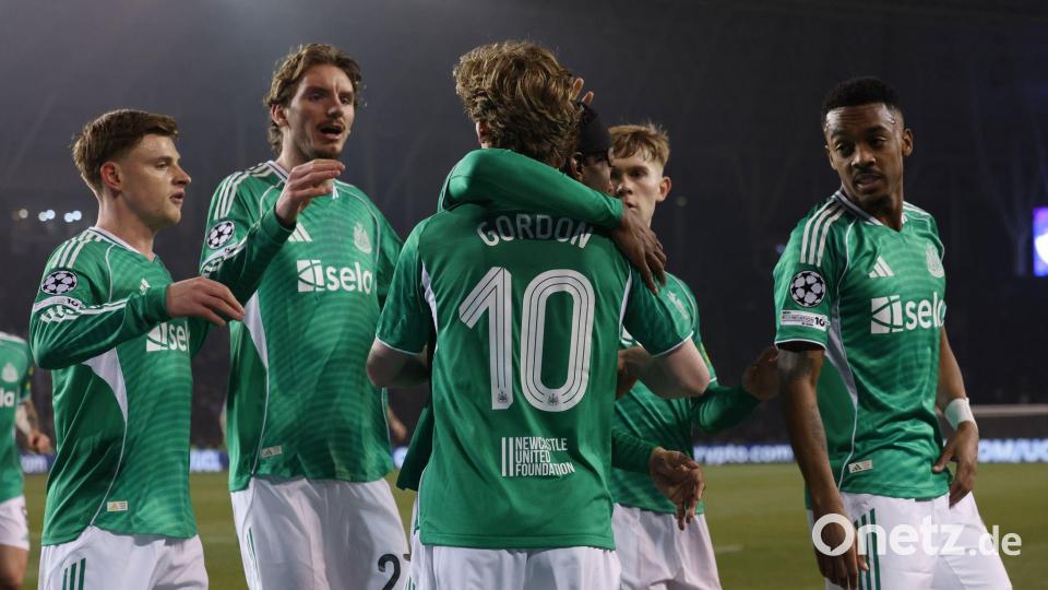 Nick Woltemade (2.v.l.) jubelt mit Vierfach-Torschütze Anthony Gordon (Nummer 10). Bild: Uncredited/AP/dpa