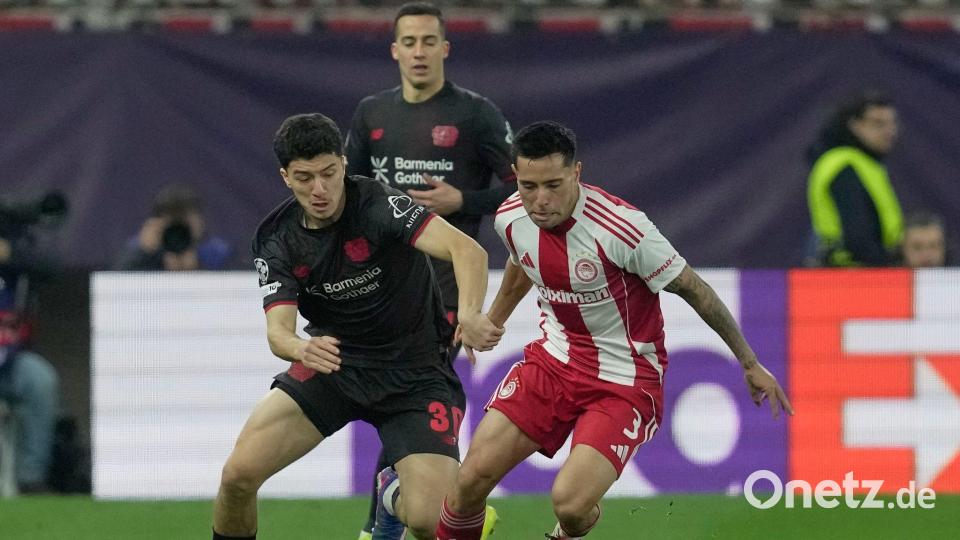 Leverkusens Ibrahim Maza (l) und Francisco Ortega von Olympiakos kämpfen um den Ball. Bild: Thanassis Stavrakis/AP/dpa