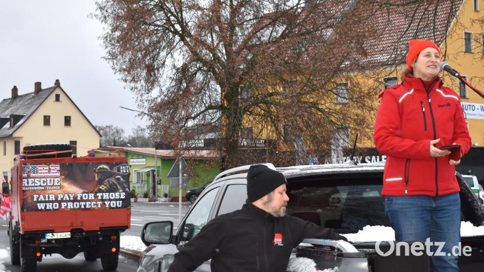 Gewerkschaftssekretärin Kathrin Birner stand bei der Kundgebung von Verdi am Mittwochmorgen, dem ersten Streiktag, am Mikrofon: "Für die täglichen Preissteigerungen gibt es keine Pausentaste. Ob Wohnen, Energie, Mobilität oder Lebensmittel: Diese Fixkosten werden nicht einfach ausgesetzt, weil es keine Entgeltsteigerungen gibt.“ Bild: rgr
