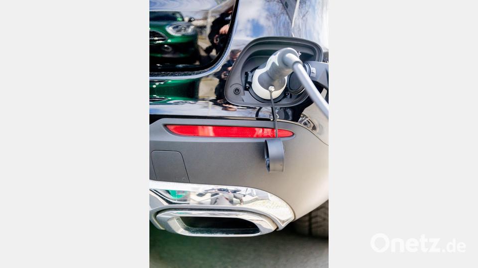 Ladekabel und Auspuff: Das muss ein Plug-in-Hybrid sein. (Archivbild) Bild: Christoph Soeder/dpa