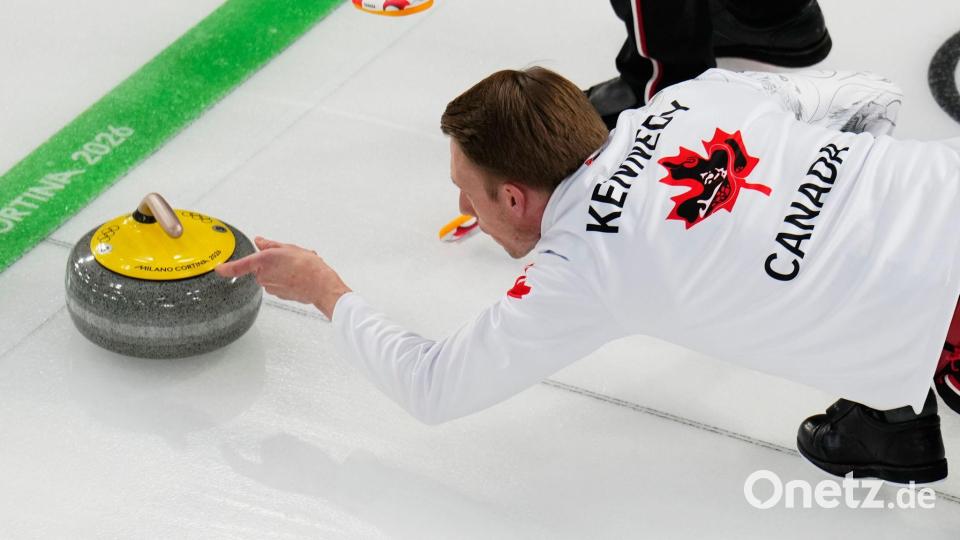 Doppelberührungen des Steins sind im Curling verboten. (Archivbild) Bild: David J. Phillip/AP/dpa