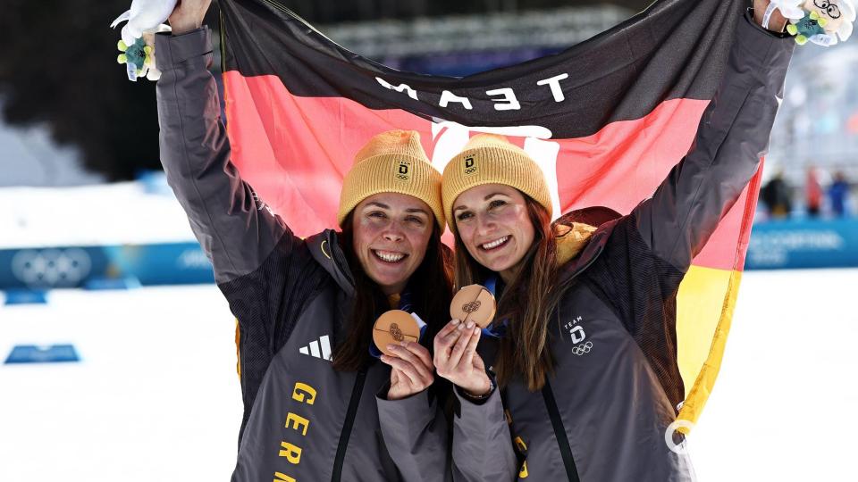 Coletta Rydzek (l) und Laura Gimmler haben die erste Medaille für die deutschen Langläuferinnen bei diesen Winterspielen gewonnen. Bild: Daniel Karmann/dpa