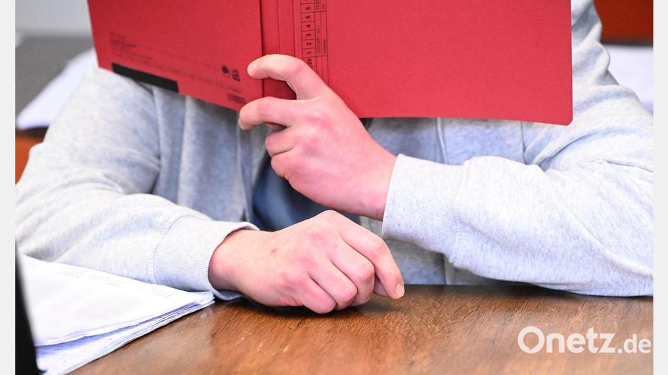 Der 24 Jahre alte Angeklagte soll seine Großmutter ermordet haben. Bild: Felix Hörhager/dpa