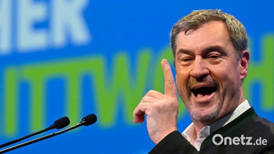 Markus Söder (CSU), Ministerpräsident von Bayern und CSU-Chef, steht beim politischen Aschermittwoch der CSU auf der Bühne. Bild: Sven Hoppe/dpa