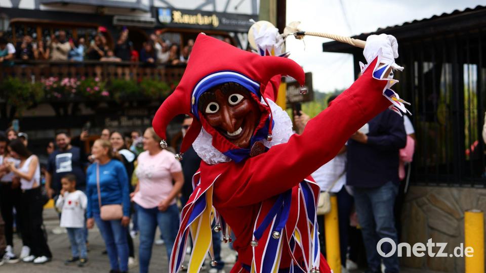 Beim Deutsch-Venezolanischen Festumzug im Rahmen der Karnevalsfeiern in Colonia Tovar ziehen Jokilis durch die Straßen. Bild: Javier Campos/dpa