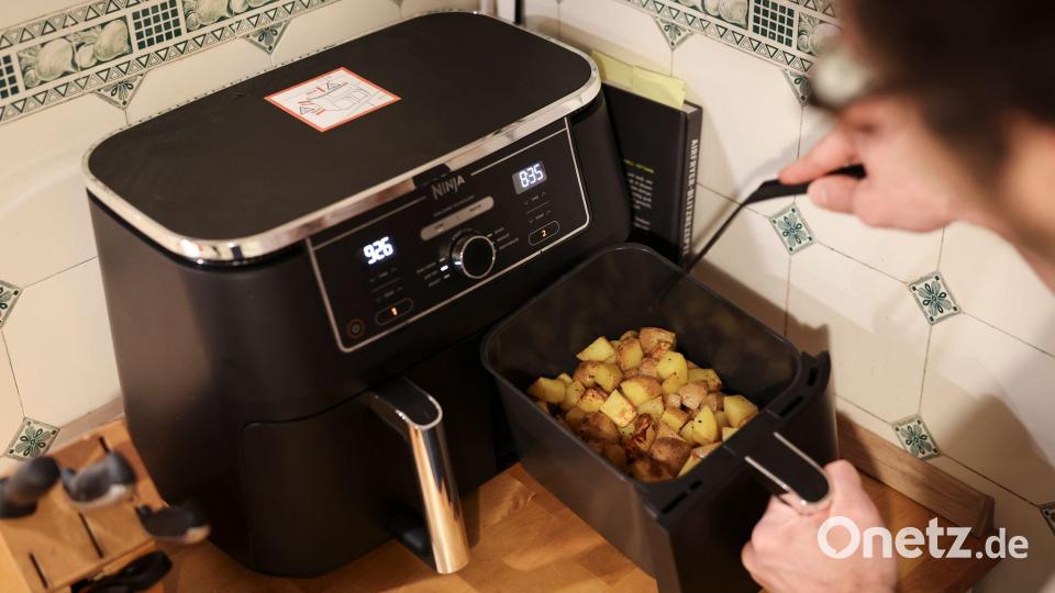 Ist der Korb befüllt, kann der Airfryer gestartet werden. Bild: Christian Charisius/dpa