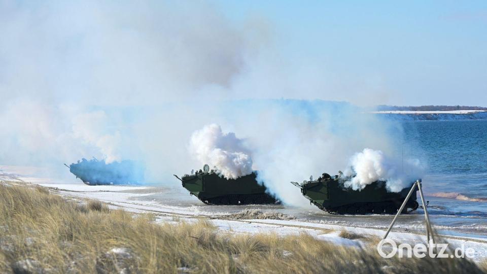 Nach den Tauchern kommen Spezialkräfte auf Schnellbooten an. Bild: Fabian Bimmer/Reuters/Pool/dpa