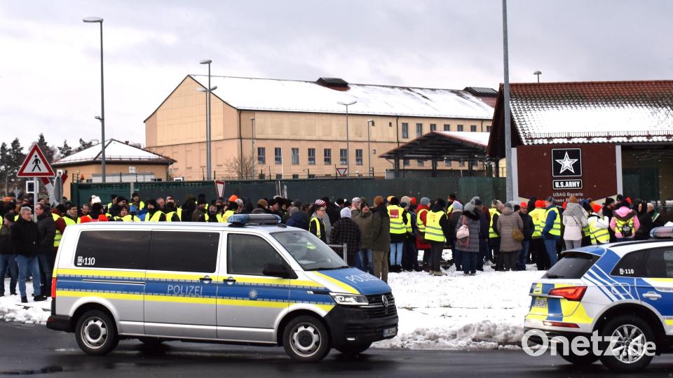 Über 300 Beschäftigte der US-Army nahmen am Warnstreik vor dem Truppenübungsplatz in Grafenwöhr teil. Bild: rgr