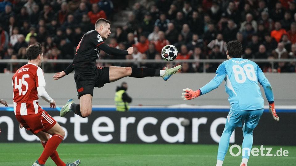 Leverkusens Patrik Schick scheitere in Halbzeit eins an Piräus-Keeper Konstantinos Tzolakis. Bild: Thanassis Stavrakis/AP/dpa