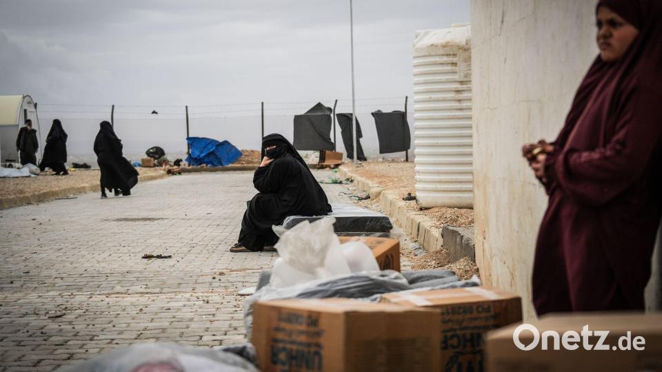 Familienangehörige von Kämpfern des Islamischen Staates im Lager Ak Burhan in Syrien, nachdem sie aus dem Lager al-Hol in der nördlichen Provinz Aleppo verlegt wurden. Bild: Moawia Atrash/dpa