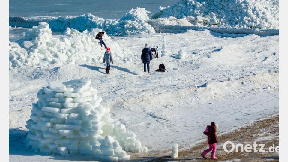 Eis soweit das Auge reicht, gibt es derzeit am Ostseestrand von Zempin auf Usedom. Bild: Jens Büttner/dpa