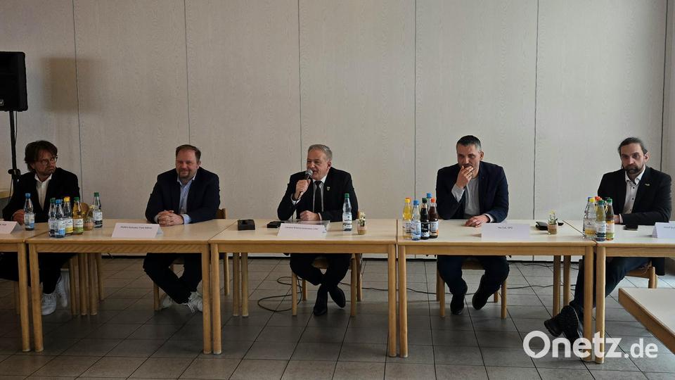 Die Teilnehmer der Podiumsdiskussion (von links): Dr. Bernd Withöft (FDP), Hubert Schicker (Freie Wähler), Landrat Roland Grillmeier (CSU), Muhammet Dal (SPD) und Josef Schmidt (Bündnis 90/Die Grünen). Bild: lnz