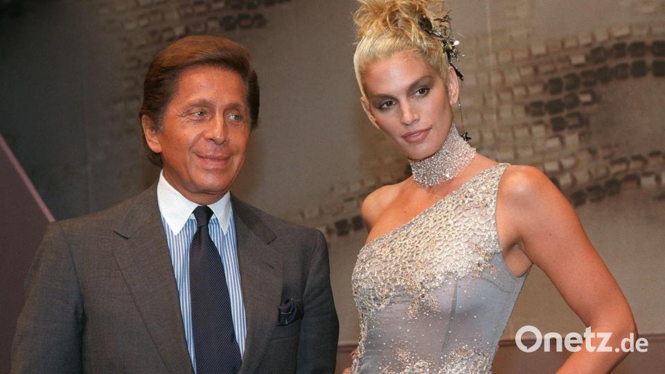 Cindy Crawford mit Star-Designer Valentino Bild: Thomas Coex/dpa